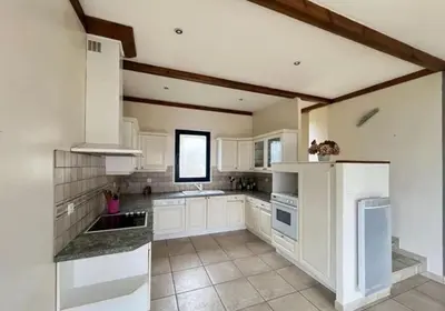 Cuisine ou kitchenette dans l'établissement La clef de vos rêves avec jacuzzi