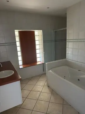 Salle de bains dans l'établissement La clef de vos rêves avec jacuzzi