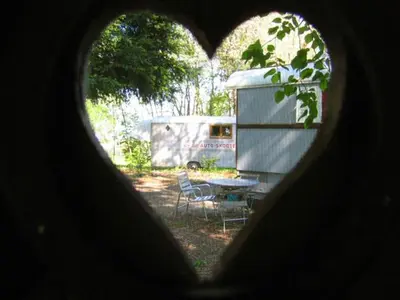 Jardin de l'établissement Les Roulottes de la Gare