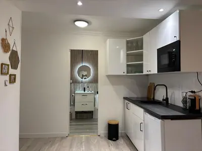 Cuisine ou kitchenette dans l'établissement T2 4 pers rénové au cœur du centre historique Place de la Libération