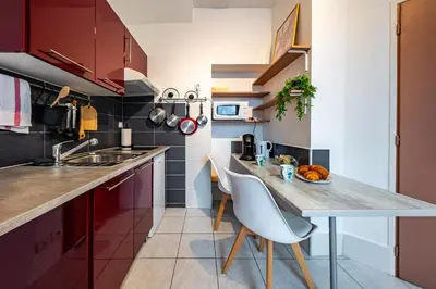 Cuisine ou kitchenette dans l'établissement La Rose Des Vents - Parking Gratuit - StyleCosy