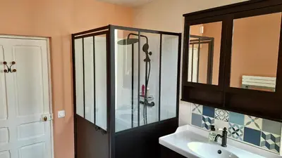 Salle de bains dans l'établissement Charmante maison de campagne de 5 chambres au bord du canal du Centre
