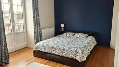Un ou plusieurs lits dans un hébergement de l'établissement Charmante maison de campagne de 5 chambres au bord du canal du Centre