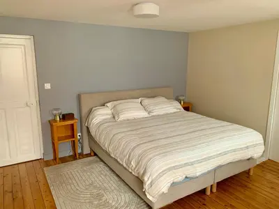 Un ou plusieurs lits dans un hébergement de l'établissement Charmante maison de campagne de 5 chambres au bord du canal du Centre