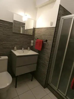 Salle de bains dans l'établissement Les Bergeronnettes