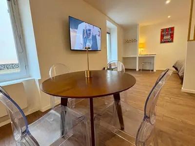 Télévision ou salle de divertissement dans l'établissement Le Martini