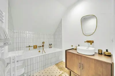 Salle de bains dans l'établissement Renovated Family Château In Burgundy Near Beaune