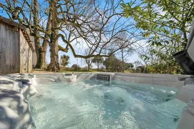 Piscine de l'établissement Renovated Family Château In Burgundy Near Beaune ou située à proximité