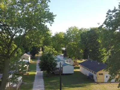 Jardin de l'établissement Mobil home confortable avec terrasse pour 4 personnes - API-1-52-1362