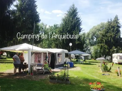 Jardin de l'établissement Mobil home confortable avec terrasse pour 4 personnes - API-1-52-1362