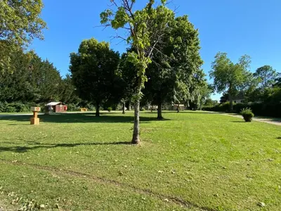 Jardin de l'établissement Mobil-home confortable avec terrasse pour 4 pers - API-1-52-1365