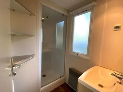 Salle de bains dans l'établissement Mobil-home confortable avec terrasse pour 4 pers - API-1-52-1365