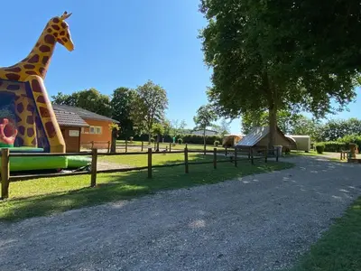 Aire de jeux pour enfants de l'établissement Charmant Mobil-home 2 pers avec terrasse - API-1-52-1367