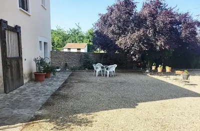 Jardin de l'établissement L'Etalon, maison dans corps de ferme