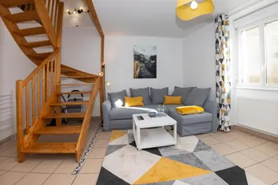 Coin salon dans l'établissement Le Doubs Dole - Maison 73m2 - proximité ciné & voie verte - au calme