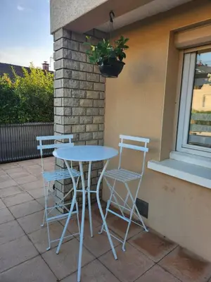Balcon ou terrasse dans l'établissement Maison poligny avec grande terrasse