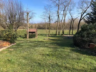 Jardin de l'établissement Gîte A l 'Ombre des Acacias