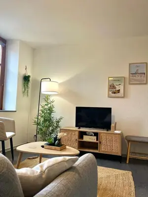 Télévision ou salle de divertissement dans l'établissement Côté Jardin