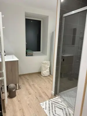 Salle de bains dans l'établissement Logis du garde-ferme - charme, cheminée et calme