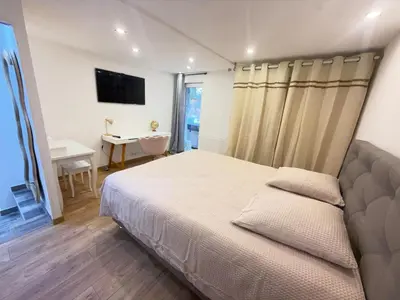 Télévision ou salle de divertissement dans l'établissement Appartement Cosy terrasse