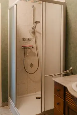 Salle de bains dans l'établissement FERME DE CARACTERE PROCHE DE Dole JURA