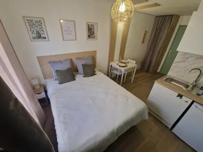 Un ou plusieurs lits dans un hébergement de l'établissement Le Cosy 213 des Logis de Paray Studio Downtown