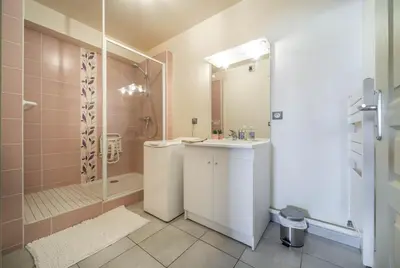 Salle de bains dans l'établissement Grand 70m2 - Gare à pied - Fibre - Parking