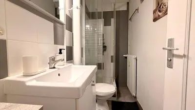 Salle de bains dans l'établissement Le Mars - 2 voyageurs - Republique - Central