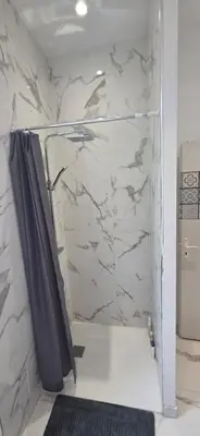 Salle de bains dans l'établissement Le Bourg
