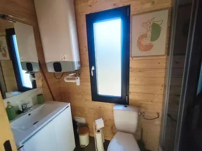 Salle de bains dans l'établissement chalet bohème au calme