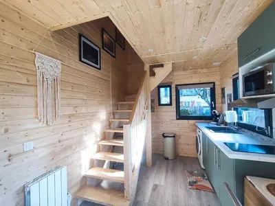 Cuisine ou kitchenette dans l'établissement chalet bohème au calme