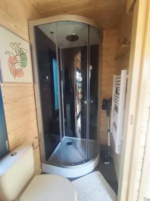 Salle de bains dans l'établissement chalet bohème au calme