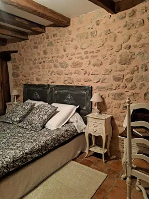 Un ou plusieurs lits dans un hébergement de l'établissement maison la Bambine chambre esprit château