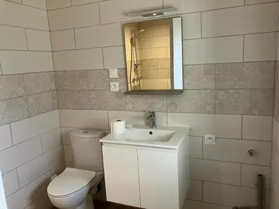 Salle de bains dans l'établissement Gîte du Poisson Rouge, grand terrain, cheminée, 10 min Arbois
