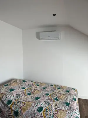 Un ou plusieurs lits dans un hébergement de l'établissement Maison 2 chambres, climatisée avec cour privative
