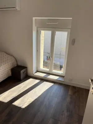 Un ou plusieurs lits dans un hébergement de l'établissement Maison 2 chambres, climatisée avec cour privative