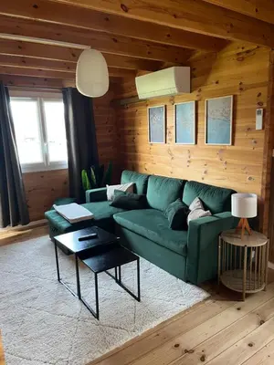 Coin salon dans l'établissement Le Nid du Lac, Chalet à côté du lac Chalain