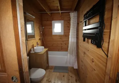 Salle de bains dans l'établissement Le Nid du Lac, Chalet à côté du lac Chalain