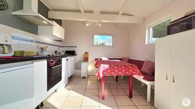 Cuisine ou kitchenette dans l'établissement Les Hirondelles