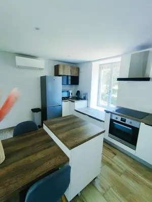 Cuisine ou kitchenette dans l'établissement Gte du Moulin Brochat 4 toiles avec espace jacuzzi commun