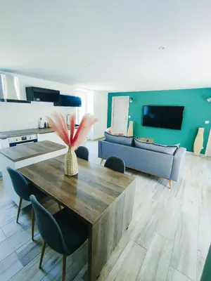 Télévision ou salle de divertissement dans l'établissement Gte du Moulin Brochat 4 toiles avec espace jacuzzi commun