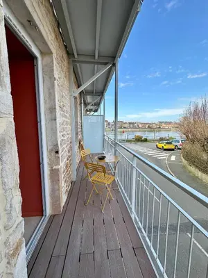 Balcon ou terrasse dans l'établissement La Jouvence - Appartements à thème, avec balcon vue Saône et climatisés