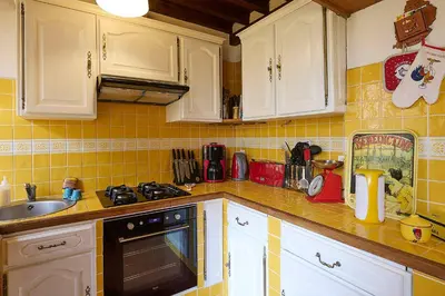 Cuisine ou kitchenette dans l'établissement Chênesaint house in Morvan