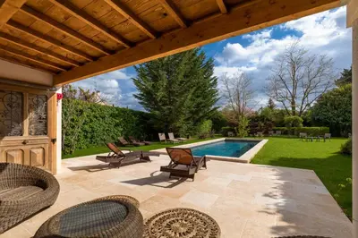 Piscine de l'établissement Hôtel Le Clos ou située à proximité