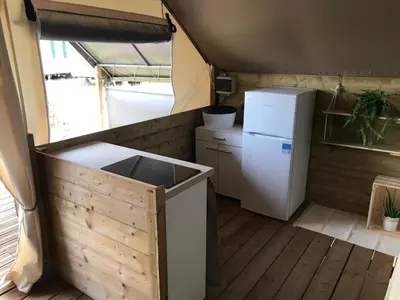 Cuisine ou kitchenette dans l'établissement Camping Du Paquier Fané