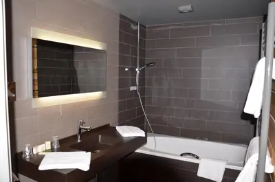 Salle de bains dans l'établissement Logis Hôtel du Morvan - Restaurant la Table de Jérôme