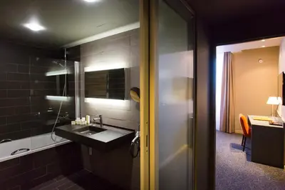 Salle de bains dans l'établissement Logis Hôtel du Morvan - Restaurant la Table de Jérôme
