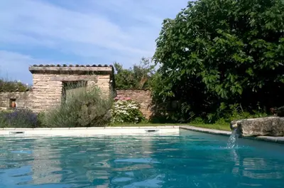 Piscine de l'établissement La Ruelle au Verjus ou située à proximité