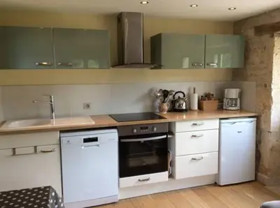 Cuisine ou kitchenette dans l'établissement La Tour, Flavigny sur Ozerain