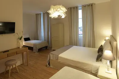 Un ou plusieurs lits dans un hébergement de l'établissement Le Cercle Chambres climatisées